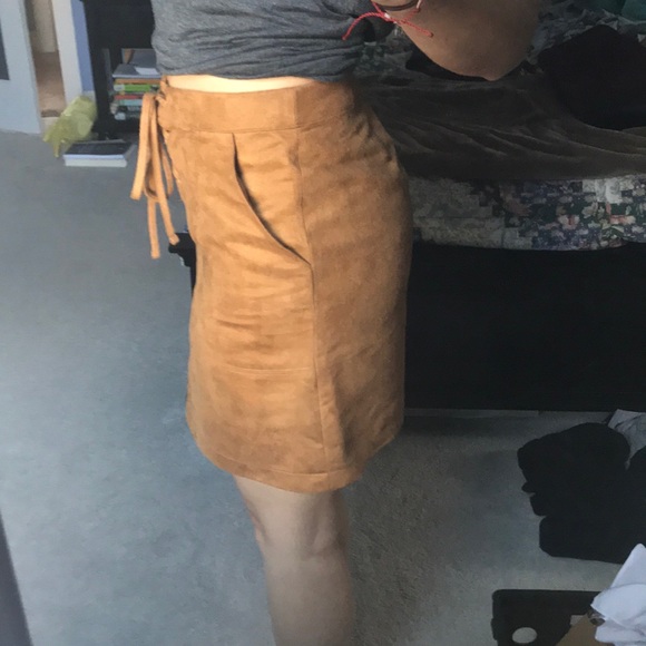 Tan skirt with front tie - Picture 3 of 4